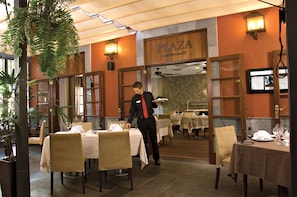 Breakfast, lunch, dinner and brunch served  - Laguna Nivaria Hotel & Spa (San Cristóbal de La Laguna)