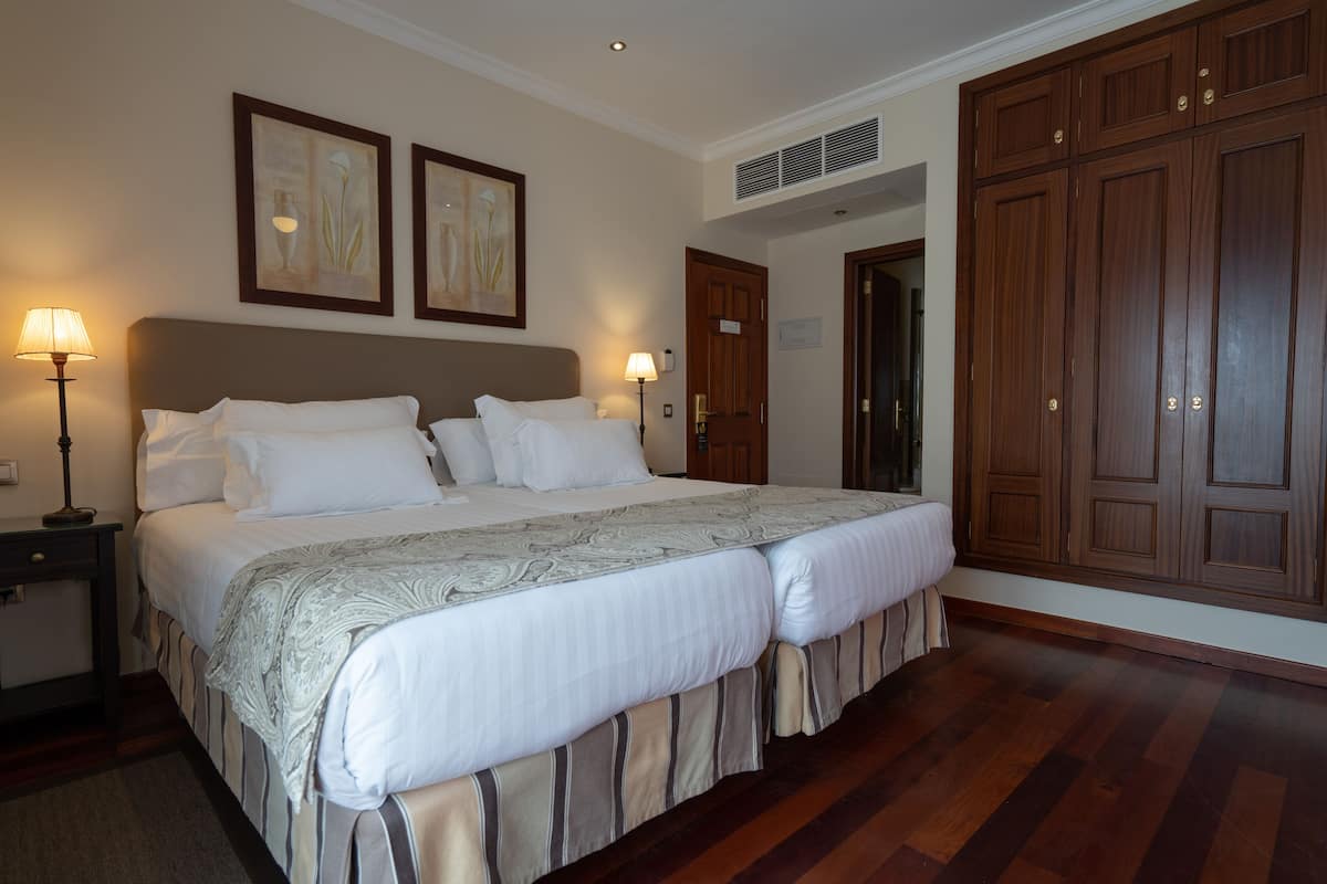 Peralatan tempat tidur premium, peti besi dalam bilik