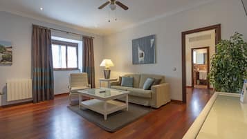 Junior Suite | Premium bedding, in-room safe, free cribs/infant beds, rollaway beds