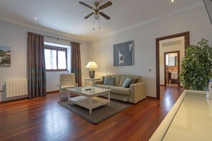 小型套房 | 高档床上用品、客房内保险箱、免费婴儿床、折叠床/加床（额外收费）