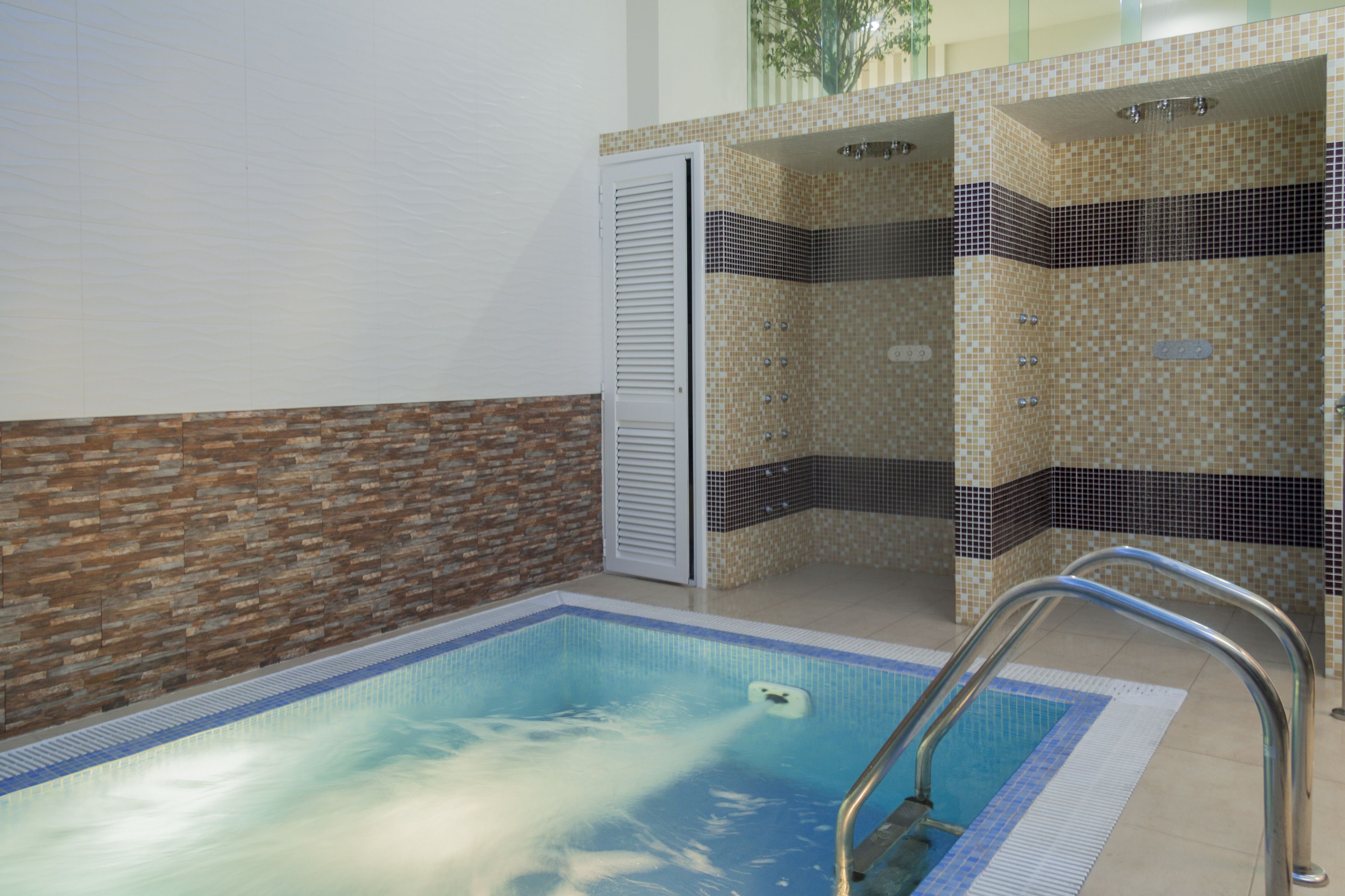 couples treatment room(s), sauna, hot tub, turkish bath/hammam