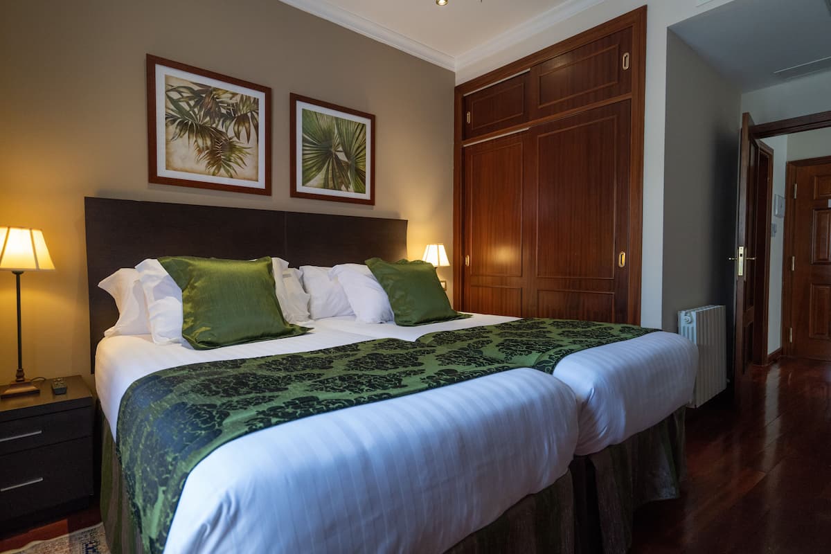 Family Room, 1 Bedroom | Peralatan tempat tidur premium, peti besi dalam bilik