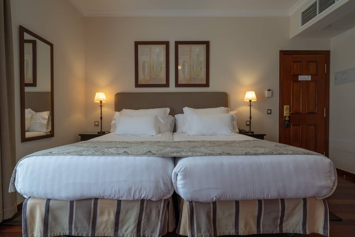 Peralatan tempat tidur premium, peti besi dalam bilik