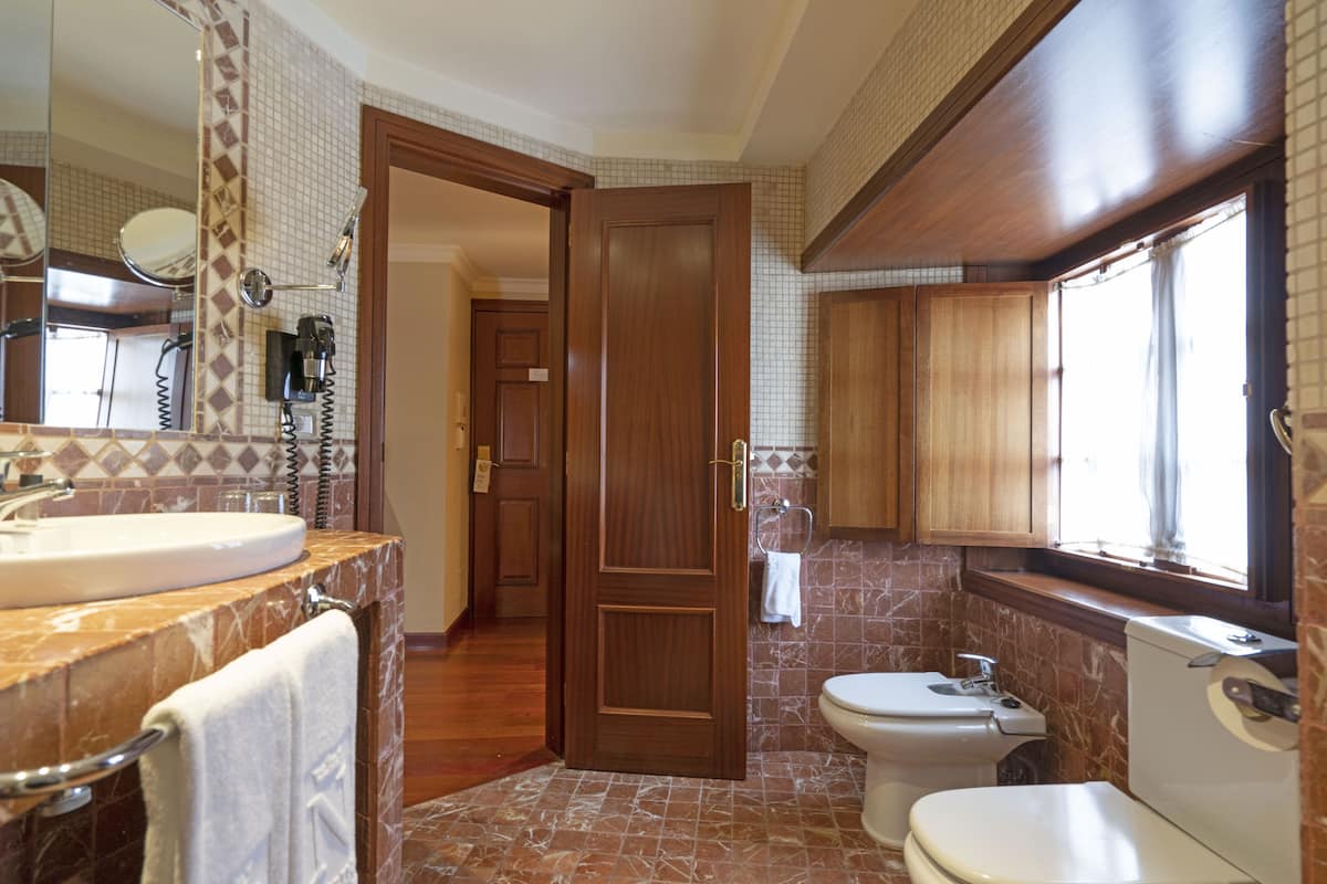 junior suite | bathroom | hair dryer, bidet, towels
