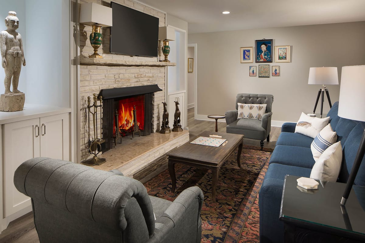 Creekside Cottage | Wohnzimmer | 45-Zoll-Flachbildfernseher mit Satellitenempfang, Fernseher