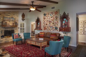 Creekside Cottage | 客厅 | 45-英寸纯平电视 （配备卫星频道）、电视