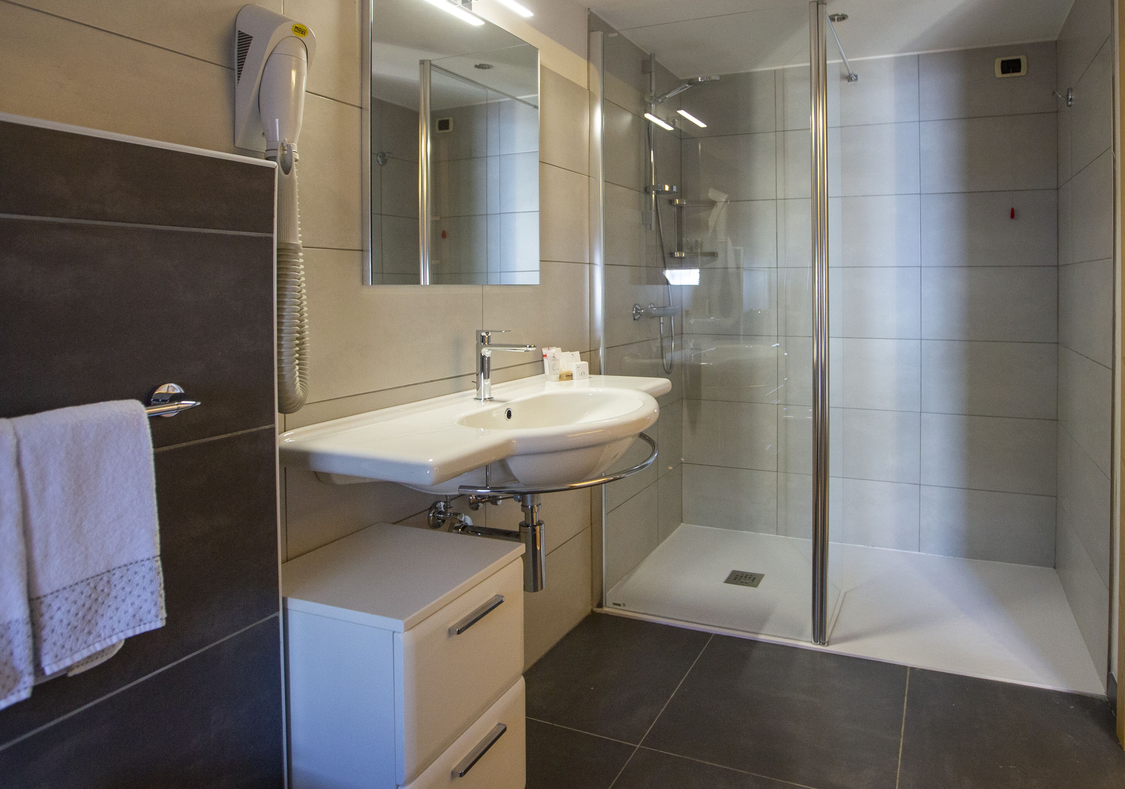 superior double or twin room, balcony | bathroom | shower, free toiletries, hair dryer, bidet