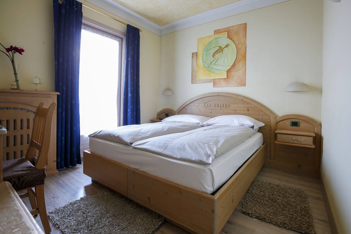Habitación estándar con 1 cama matrimonial o 2 individuales, balcón | Edredón, minibar, caja de seguridad en la habitación y escritorio