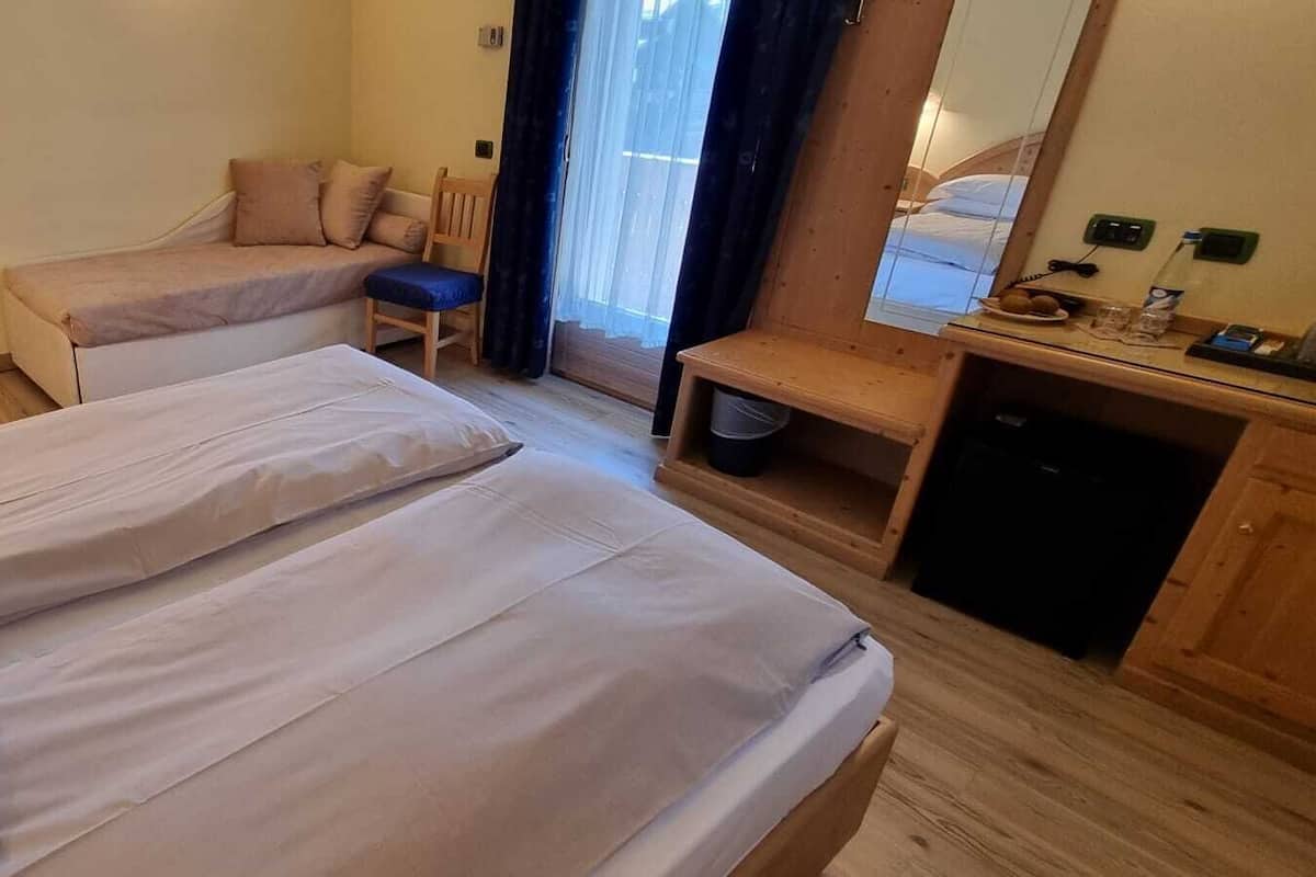 Cubrecamas, minibar, caja de seguridad en la habitación y escritorio