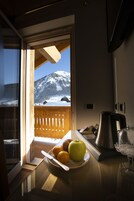 Habitación superior con 1 cama doble o 2 individuales, balcón | Edredones de plumas, minibar, caja fuerte y escritorio