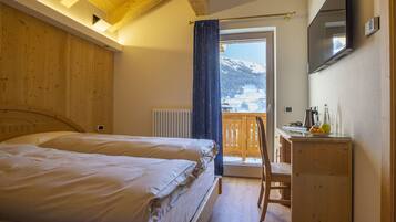 Kahden hengen superior-huone (yksi tai kaksi sänkyä), parveke | Untuvapeitot, minibaari, tallelokero huoneessa, työpöytä