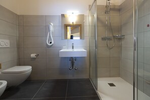 Family Room, Balcony | Bathroom - Hotel La Suisse (Livigno)