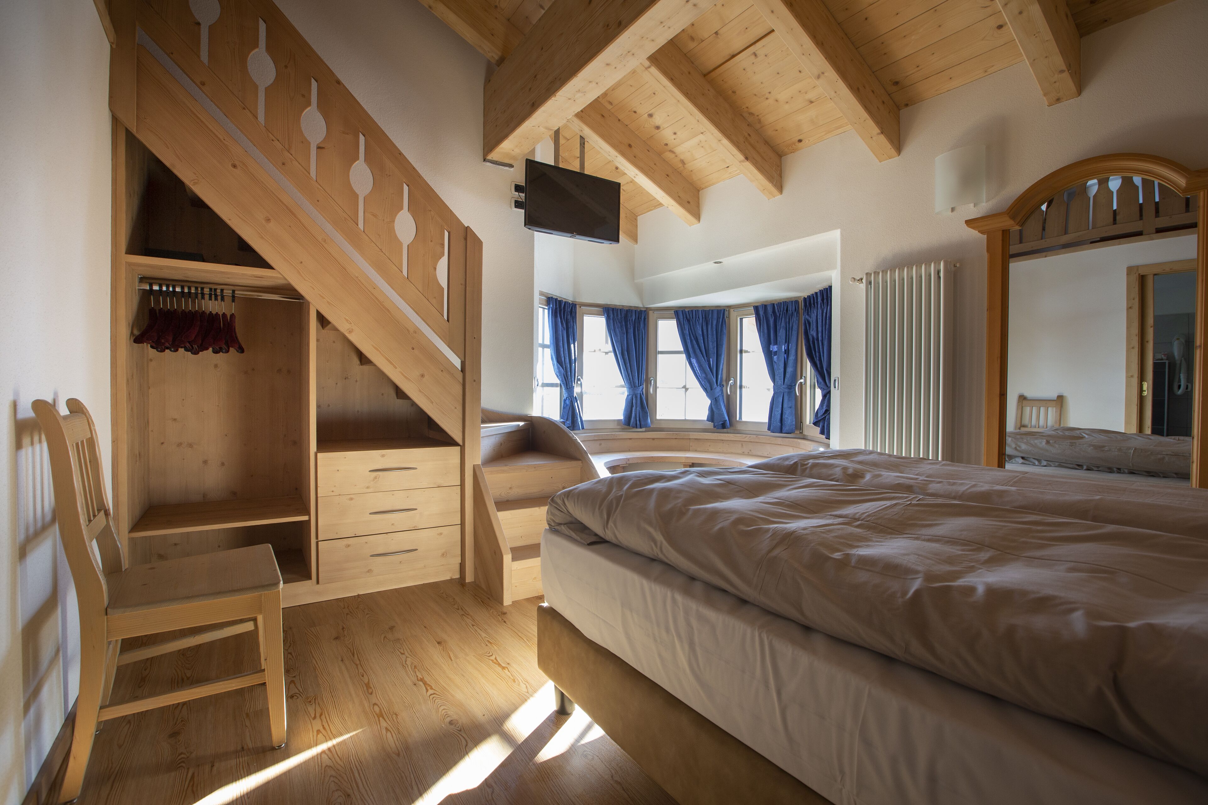 quadruple room | down duvets, minibar, in-room safe, desk