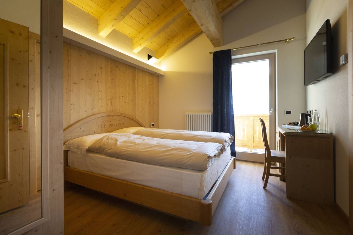 Habitación superior con 1 cama matrimonial o 2 individuales, balcón | Edredón, minibar, caja de seguridad en la habitación y escritorio