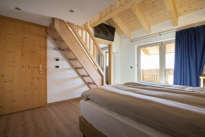 Vierbettzimmer | Daunenbettdecken, Minibar, Zimmersafe, Schreibtisch