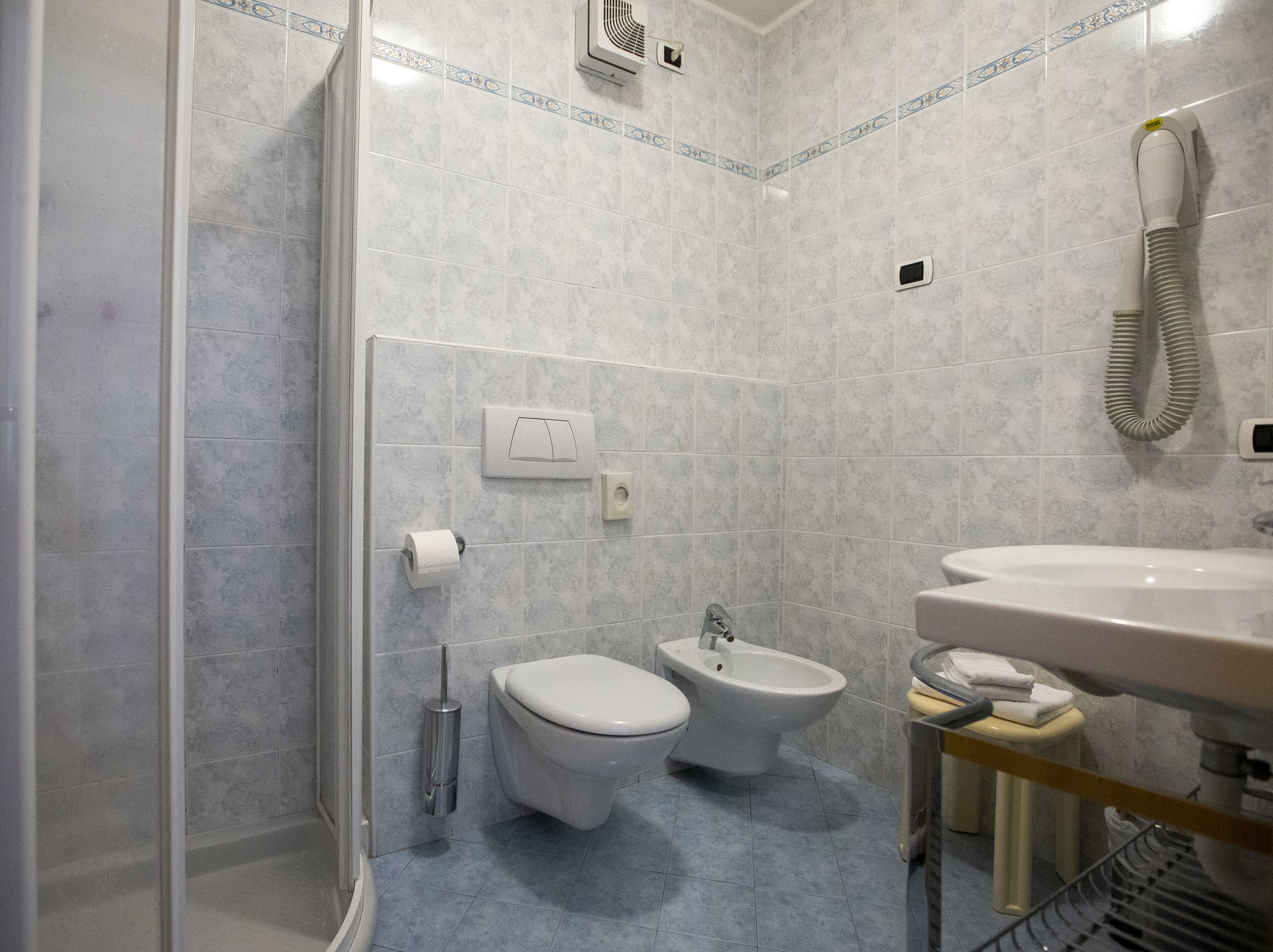 standard double or twin room, balcony | bathroom | shower, free toiletries, hair dryer, bidet