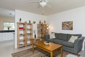 House, 2 Bedrooms, Private Pool, Lakeside (1.5 Bathrooms) | Living room