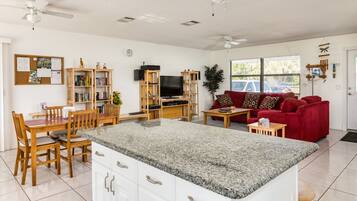 House, 3 Bedrooms (Vacation Home, Private Pool) | In-room dining