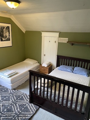 Double room, 2 double beds with shared bathroom | Premium bedding, memory-foam beds, free WiFi, bed sheets - The Hostel California (Bishop)