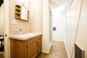 Habitación cuádruple | Baño | Secadora de cabello y toallas