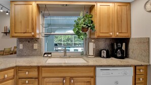 บ้านพัก, 2 ห้องนอน, สระว่ายน้ำส่วนตัว, วิวคลอง (Vacation Home) | ครัวส่วนตัว