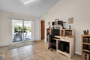 Hus - 2 soveværelser - privat pool - udsigt til kanal (Vacation Home) | Stue | Fladskærms-tv, dvd-afspiller