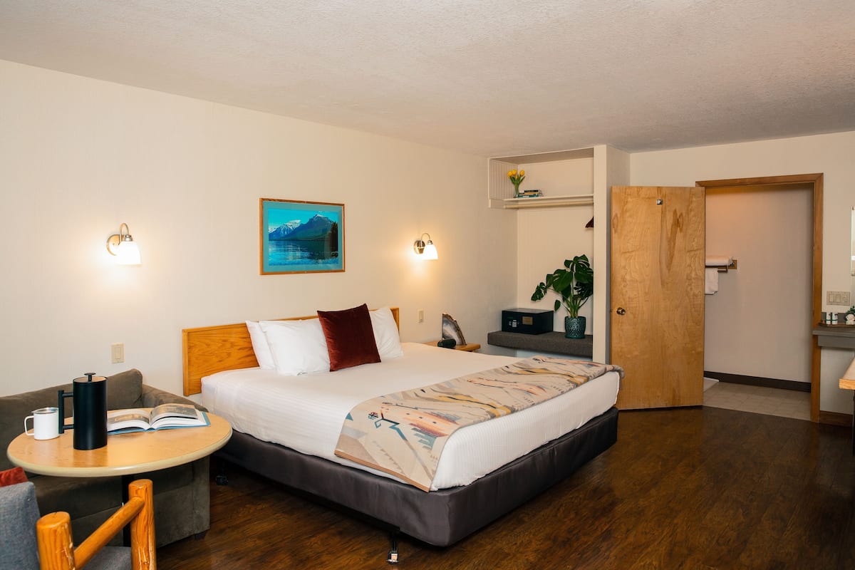 Signature Room, 1 King Bed, Accessible, Non Smoking | Egyptian cotton sheets, premium bedding, in-room safe, laptop workspace