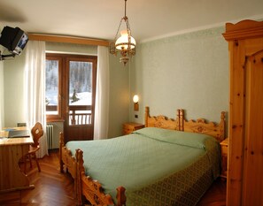 クラシック ダブルまたはツインルーム | デスク、遮光カーテン、ベッドシーツ