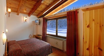 Classic Double or Twin Room | Desk, blackout drapes, bed sheets