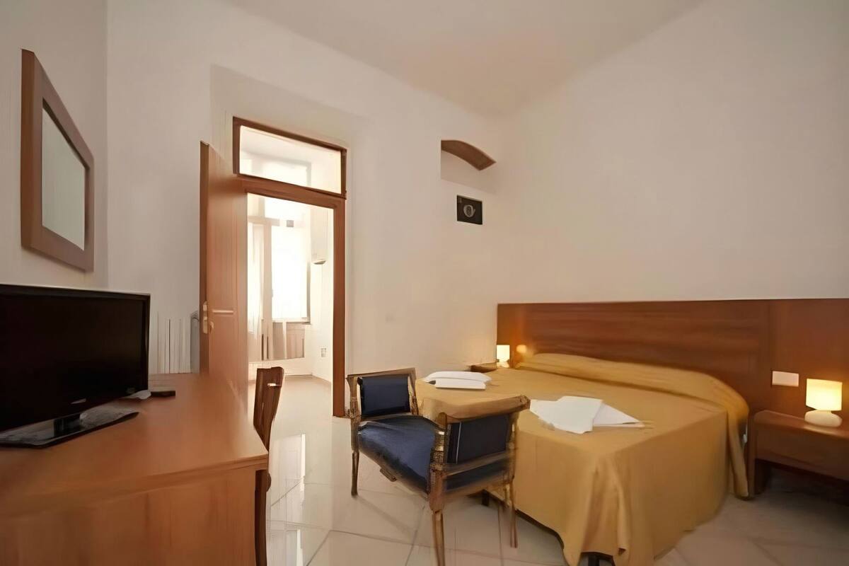 Minibar, in-room safe, desk, cribs (free)