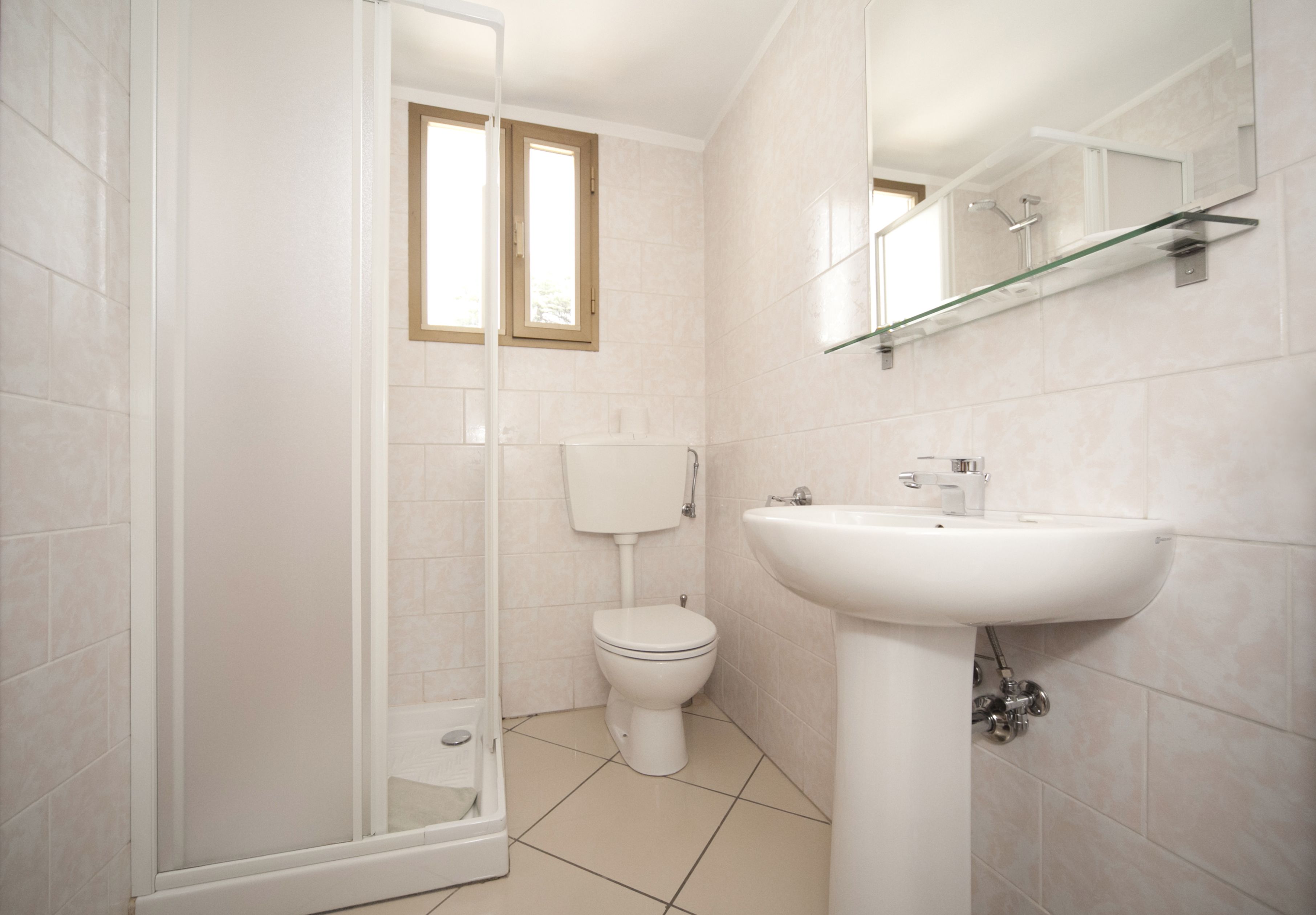 shower, free toiletries, hair dryer, bidet