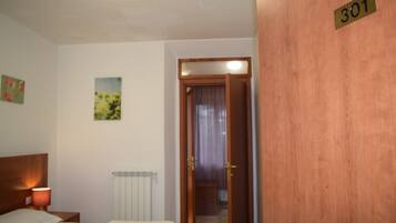 Chambre Double ou avec lits jumeaux, salle de bains privée | Minibar, coffres-forts dans les chambres, bureau, lits bébé (gratuits)
