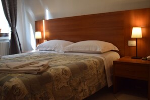 Double or Twin Room, Private Bathroom | Minibar, in-room safe, desk, free cribs/infant beds - Hotel Dalmazia (Florence)