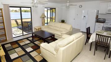 Rumah, 2 kamar tidur, tepi danau (Vacation Home) | Ruang keluarga | TV layar datar dan pemutar DVD