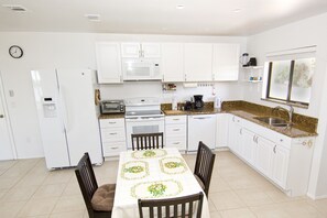 Maison, 2 chambres, en bord de lac (Vacation Home) | Cuisine privée