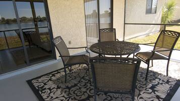 Rumah, 2 kamar tidur, tepi danau (Vacation Home) | Teras/patio