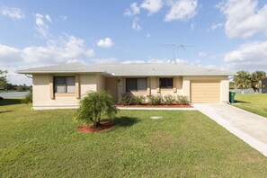 Front of property - Lilsis by the Lake - Vacation Home (Port Charlotte)