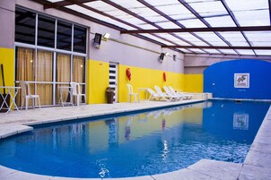 Una piscina cubierta