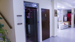 Un ascensor con un cartel que indica que lleva al San Remo Mar de Ajo.