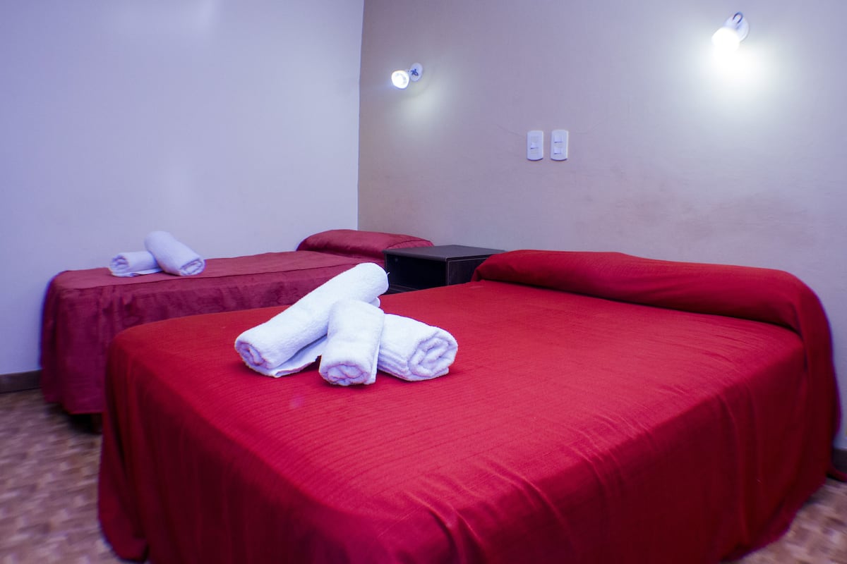 Habitación triple | 1 habitación y ropa de cama