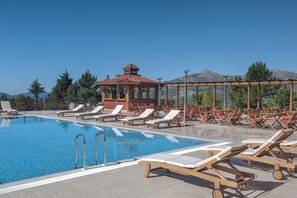 Indoor pool, outdoor pool, pool umbrellas, sun loungers - Sagalassos Lodge & Spa (Aglasun)