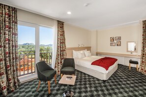 Frigobar, cofres nos quartos, escrivaninha, quartos à prova de som