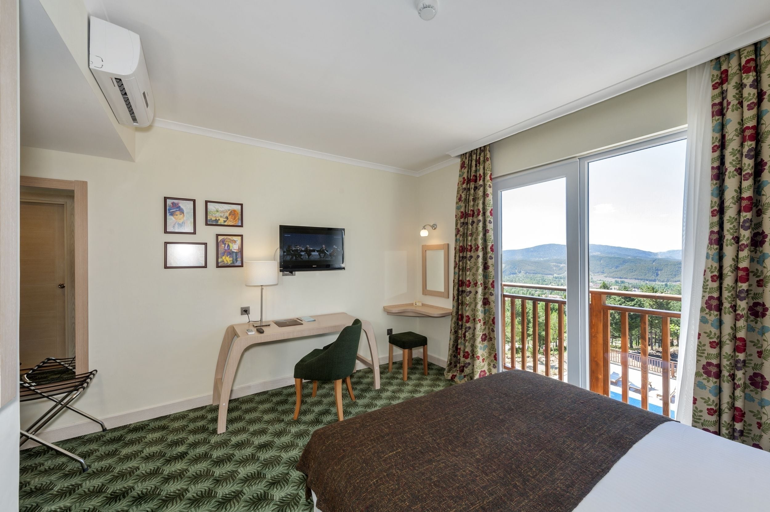 standard room | minibar, in-room safe, desk, soundproofing