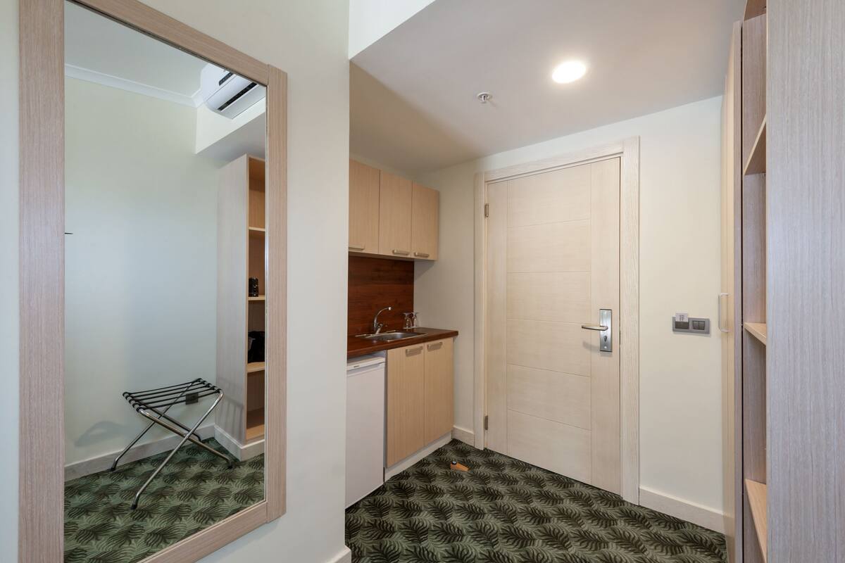 Minibar, caja de seguridad en la habitación y escritorio