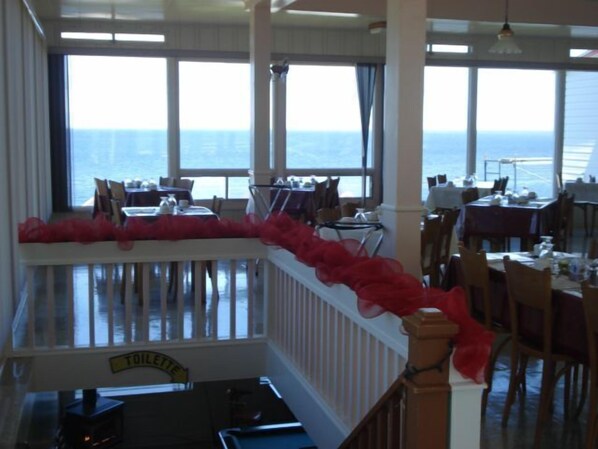 Breakfast, lunch and dinner served