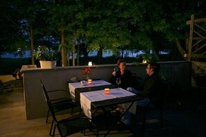 Serveert ontbijt, lunch en diner