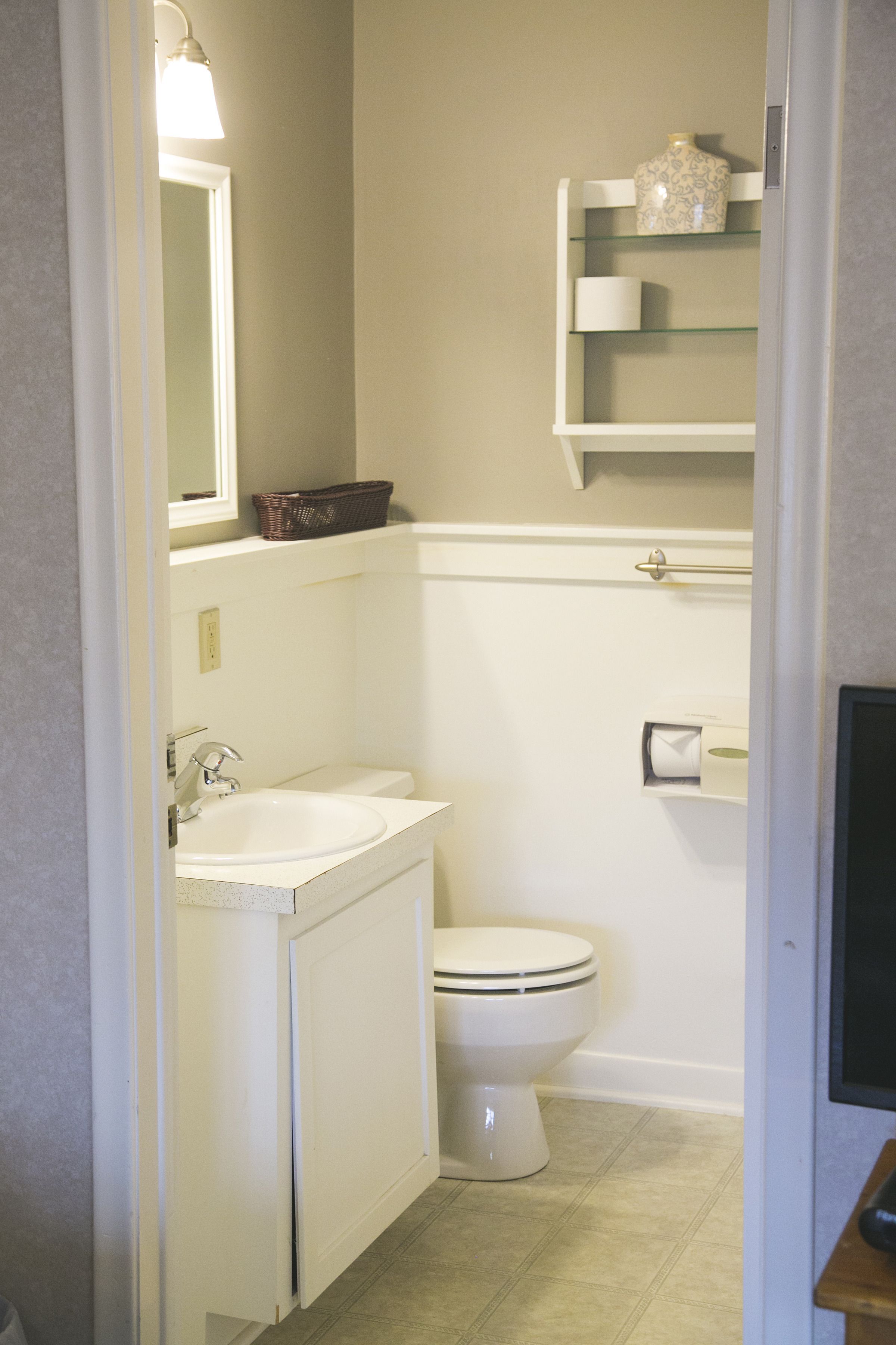 standard queen | bathroom | combined shower/bathtub, free toiletries, hair dryer, towels