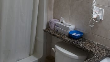 Habitación Deluxe doble, 2 camas de matrimonio, frigorífico y microondas, planta baja | Baño | Artículos de higiene personal gratuitos, secador de pelo y toallas