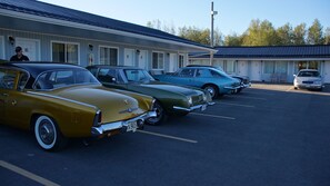 Free self parking - Robyn's Motel (Otonabee-South Monaghan)