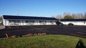 Free self parking - Robyn's Motel (Otonabee-South Monaghan)